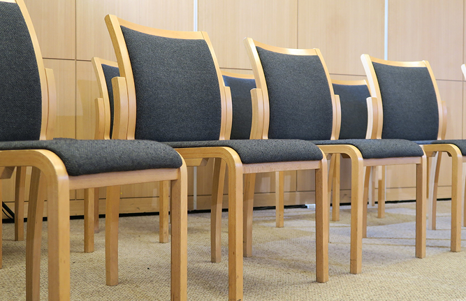 会場に去らんでいる椅子の写真