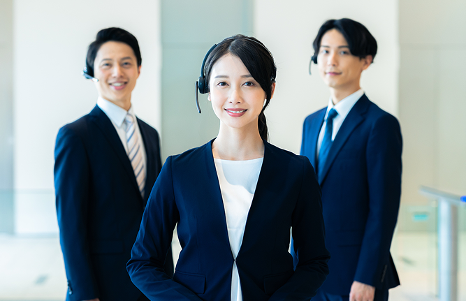 スタッフが微笑んでいる写真