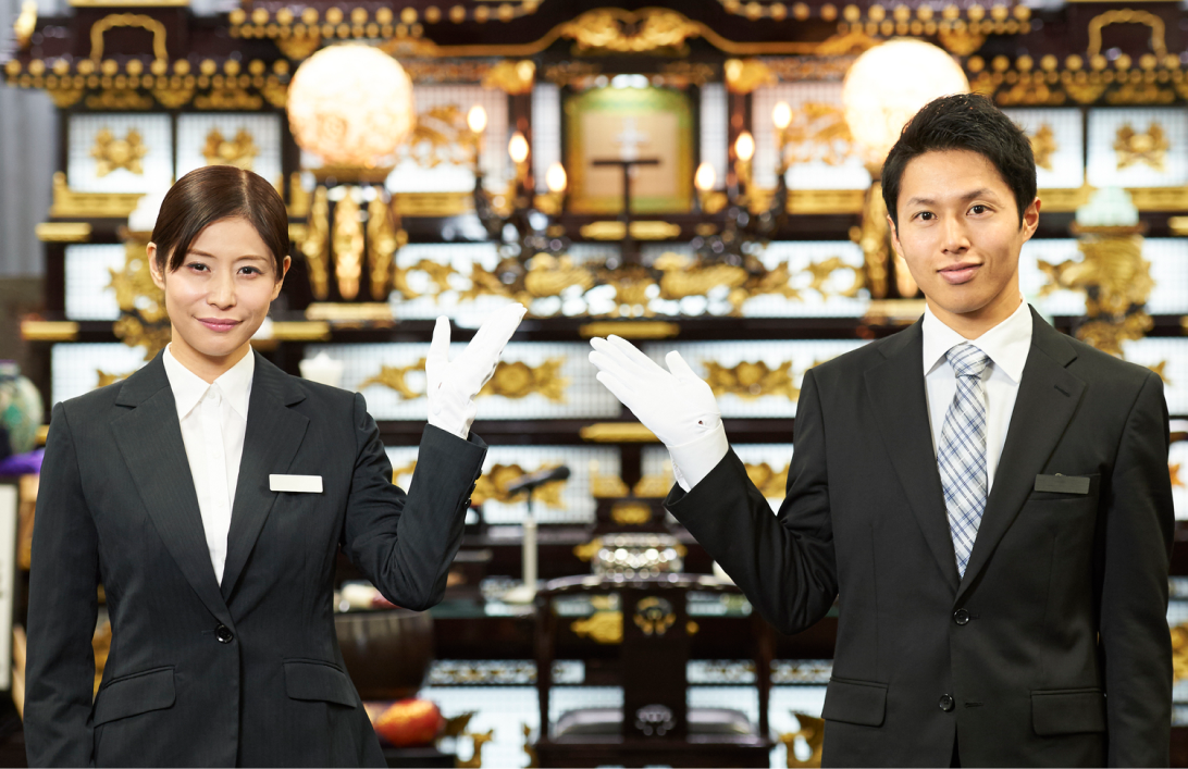 スタッフ2人が紹介している写真