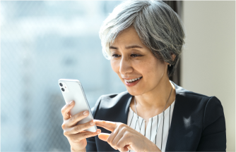 年配の女性がスマホを操作している写真