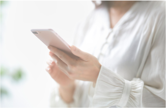 スマホを操作している女性の手元の写真