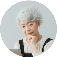 悩んでいる年配の女性の写真